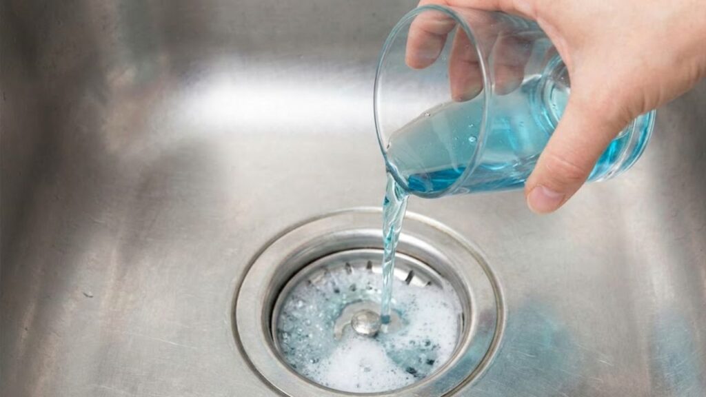 No vinegar and no baking soda: pour half a glass and the drain cleans itself