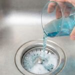 No vinegar and no baking soda: pour half a glass and the drain cleans itself